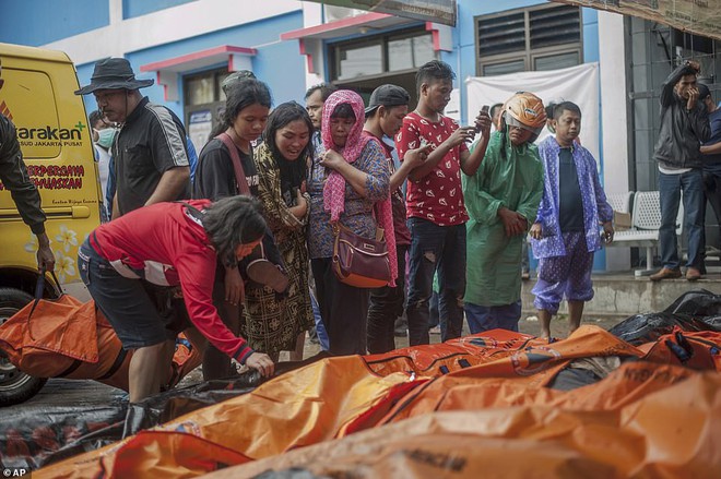 Indonesia - 1 ngày ngập nước mắt: Thi thể ngổn ngang, nhà cửa vỡ vụn - Ảnh 7.