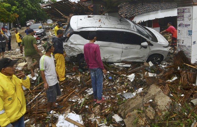 Indonesia - 1 ngày ngập nước mắt: Thi thể ngổn ngang, nhà cửa vỡ vụn - Ảnh 12.
