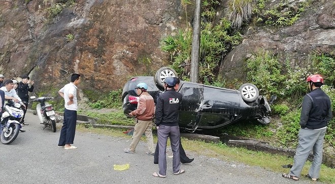 Xe hơi lật ngửa sau khi đâm vào vách núi - Ảnh 1.