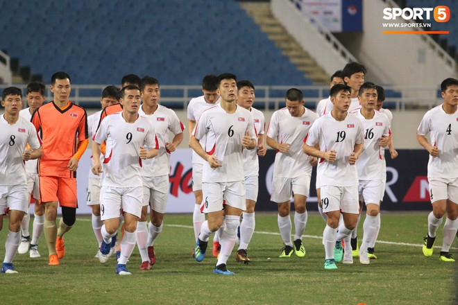 Cầu thủ CHDCND Triều Tiên thoải mái cười đùa trên sân tập trước ngày đối đầu Việt Nam - Ảnh 1.