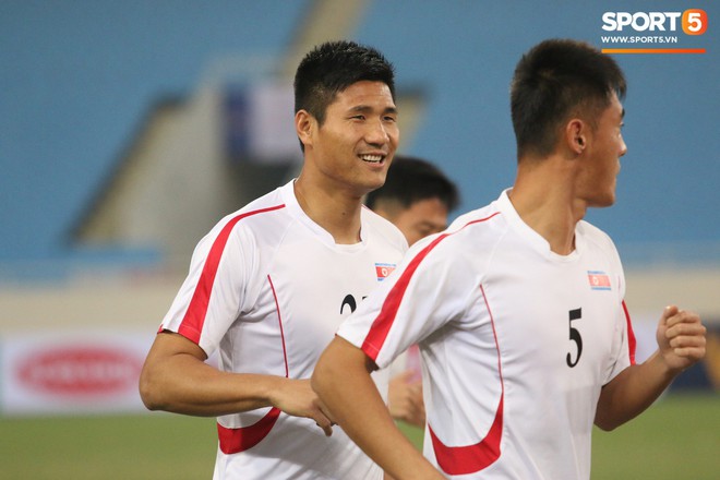 Cầu thủ CHDCND Triều Tiên thoải mái cười đùa trên sân tập trước ngày đối đầu Việt Nam - Ảnh 2.