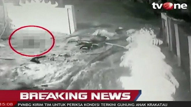 Clip: Kinh hoàng khoảnh khắc một người dân bị cuốn trôi sau khi sóng thần ập vào Indonesia - Ảnh 4.