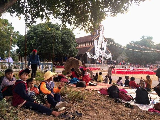 Hàng ngàn giáo dân đến Nhà thờ Gỗ Kon Tum đón Giáng sinh - Ảnh 3.