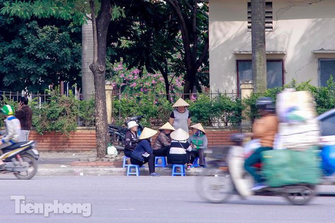 Chợ đen nhộn nhịp buôn vé trước trận giao hữu Việt Nam - Triều Tiên - Ảnh 4.