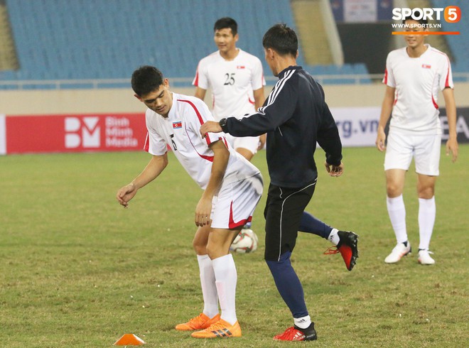 Cầu thủ CHDCND Triều Tiên thoải mái cười đùa trên sân tập trước ngày đối đầu Việt Nam - Ảnh 4.