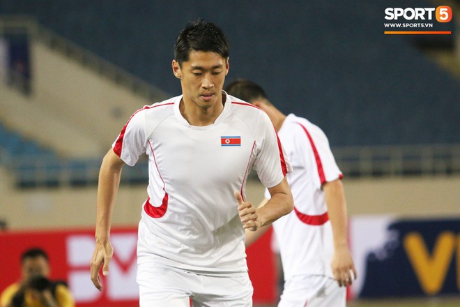 Cầu thủ CHDCND Triều Tiên thoải mái cười đùa trên sân tập trước ngày đối đầu Việt Nam - Ảnh 5.