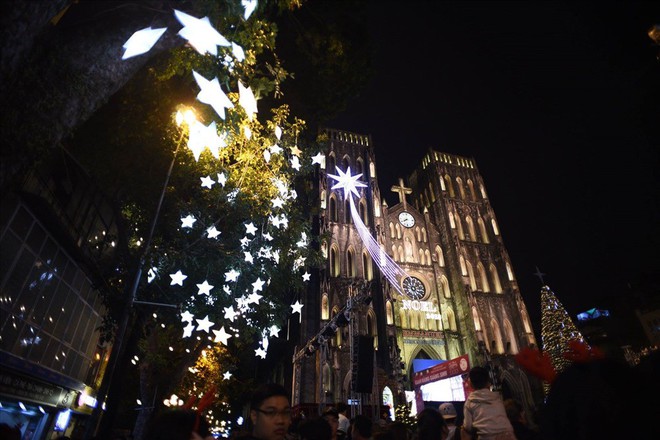 Nhà thờ lớn Hà Nội chật cứng người trong đêm Giáng sinh - Ảnh 5.