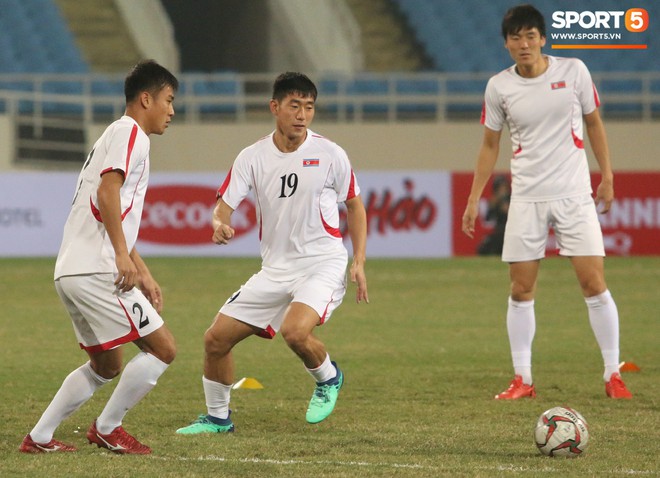 Cầu thủ CHDCND Triều Tiên thoải mái cười đùa trên sân tập trước ngày đối đầu Việt Nam - Ảnh 6.