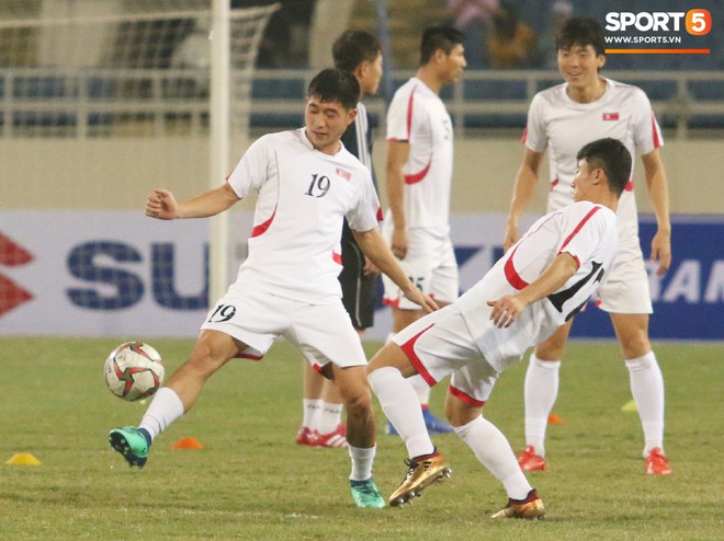 Cầu thủ CHDCND Triều Tiên thoải mái cười đùa trên sân tập trước ngày đối đầu Việt Nam - Ảnh 7.