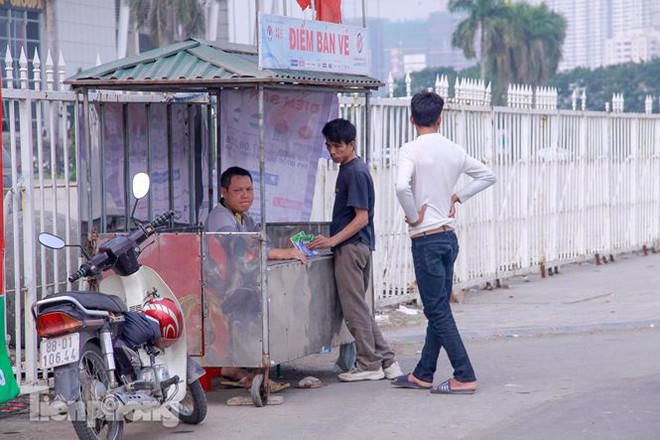 Chợ đen nhộn nhịp buôn vé trước trận giao hữu Việt Nam - Triều Tiên - Ảnh 8.