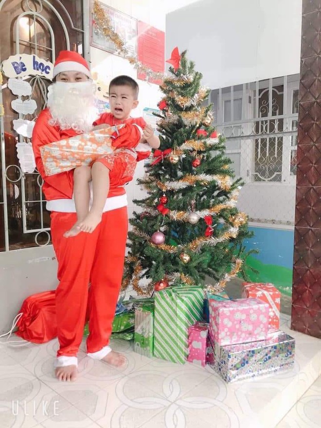 Chuyện buồn của chàng trai đóng giả ông già Noel đi tặng quà cho em nhỏ - Ảnh 6.