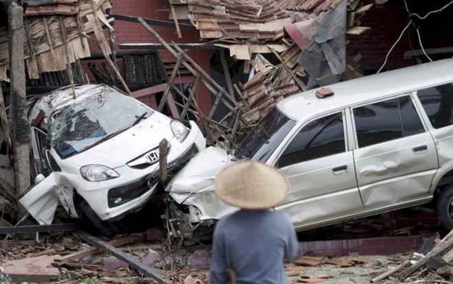 Cảnh núi lửa Indonesia tiếp tục phun trào dữ dội vài tiếng sau trận sóng thần kinh hoàng - Ảnh 2.