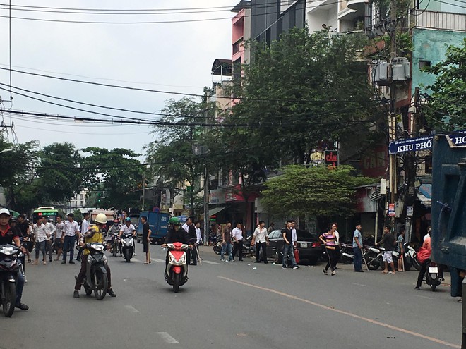 Hai nhóm giang hồ hỗn chiến kinh hoàng trên đường phố Sài Gòn, dân nháo nhào tìm chỗ trú thân - Ảnh 1.