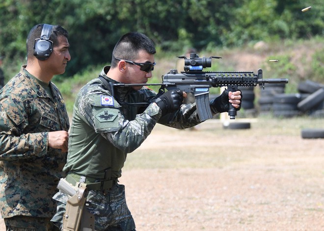 Chuyên gia Mỹ trải nghiệm bắn súng K1A - carbine Made in Hàn Quốc: Liệu có đủ tốt? - Ảnh 2.