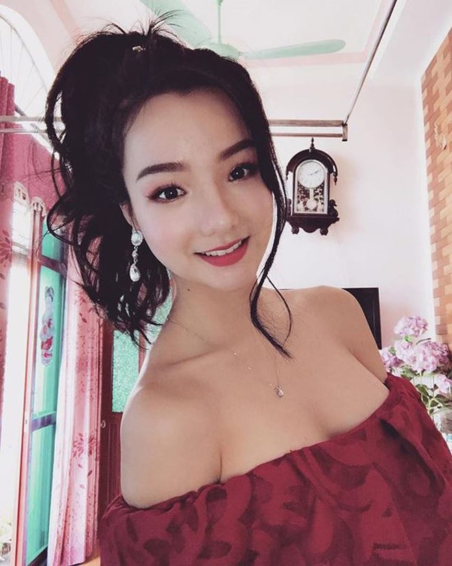 Báo Hàn, Hong Kong “săn tìm” 3 hotgirl nóng bỏng cổ vũ tuyển Việt Nam - Ảnh 4.