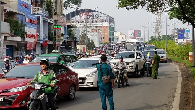 Va chạm với xe khách, vợ thiếu uý công an mang thai hơn 5 tháng nhập viện ở Sài Gòn - Ảnh 1.