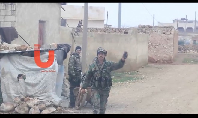 Cận cảnh quân đội Syria, quân cảnh Nga và dân quân “Dân chủ Syria” đóng quân gần Manbij - Ảnh 2.