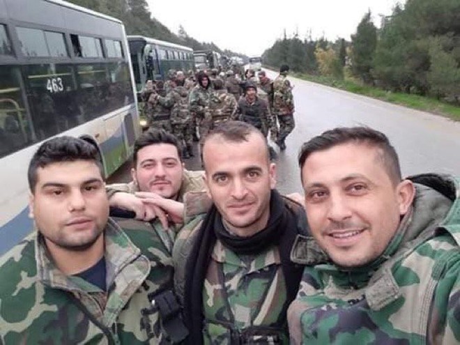 Cận cảnh quân đội Syria, quân cảnh Nga và dân quân “Dân chủ Syria” đóng quân gần Manbij - Ảnh 1.
