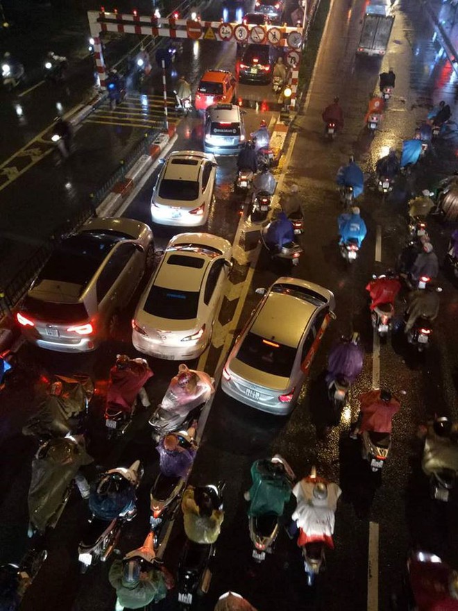 Đường phố Hà Nội tắc cứng trong chiều mưa rét cuối năm - Ảnh 14.