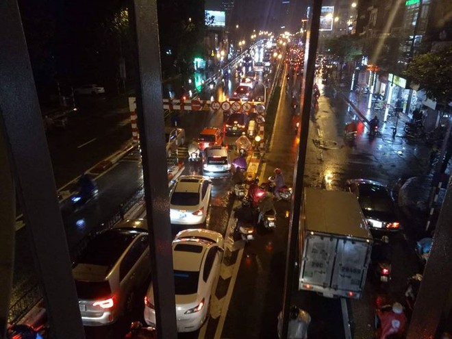 Đường phố Hà Nội tắc cứng trong chiều mưa rét cuối năm - Ảnh 15.