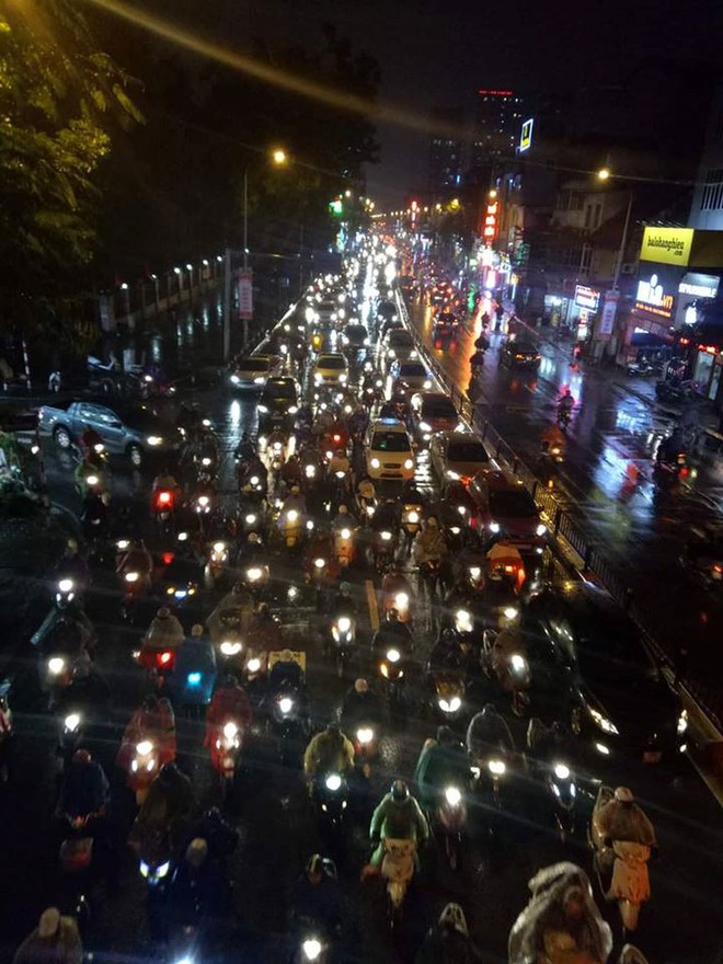Đường phố Hà Nội tắc cứng trong chiều mưa rét cuối năm - Ảnh 16.