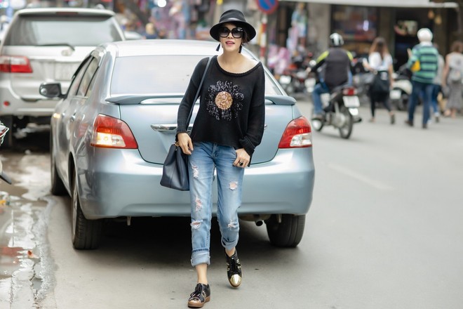 Ca sĩ Thu Phương mặc giản dị vẫn nổi bật trên đường phố Hà Nội - Ảnh 7.