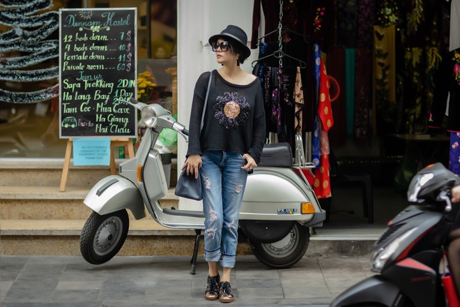 Ca sĩ Thu Phương mặc giản dị vẫn nổi bật trên đường phố Hà Nội - Ảnh 8.