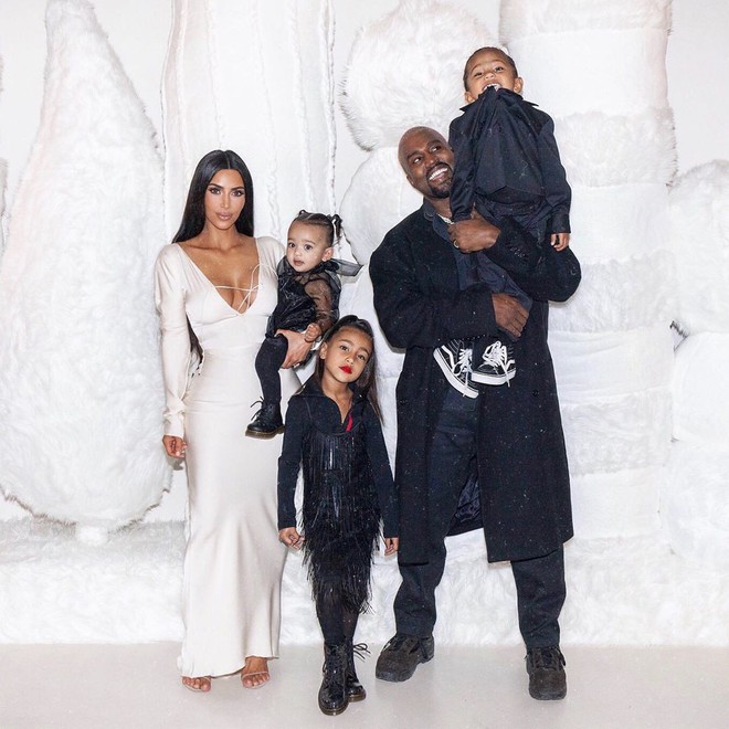 Thần thái rich kid đầy kiêu kỳ, con gái 5 tuổi của Kim Kardashian đẹp lấn át cả mẹ trong loạt ảnh Giáng Sinh - Ảnh 1.