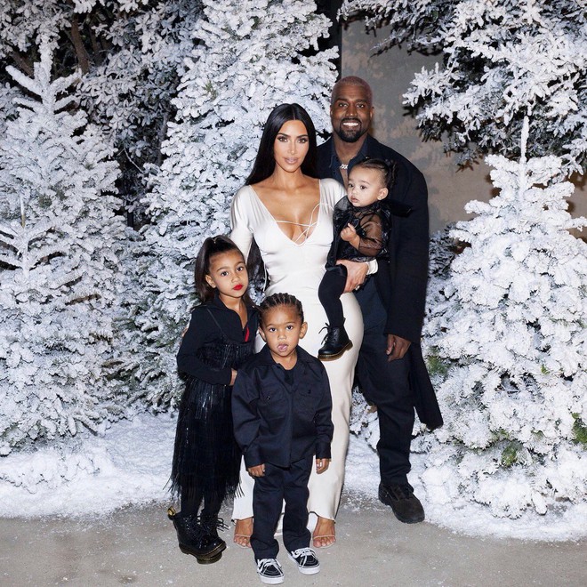 Thần thái rich kid đầy kiêu kỳ, con gái 5 tuổi của Kim Kardashian đẹp lấn át cả mẹ trong loạt ảnh Giáng Sinh - Ảnh 2.