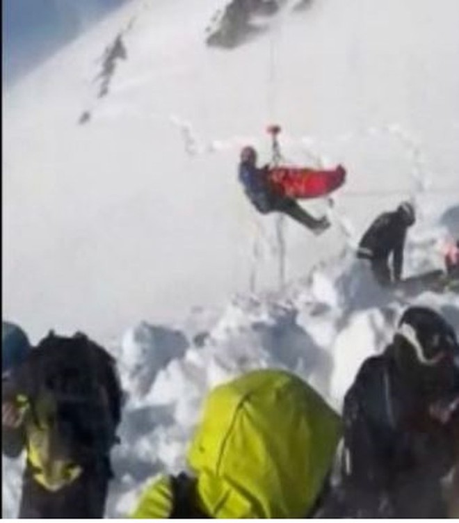 Bé trai 12 tuổi sống sót kỳ diệu dù bị núi tuyết vùi 40 phút - Ảnh 1.