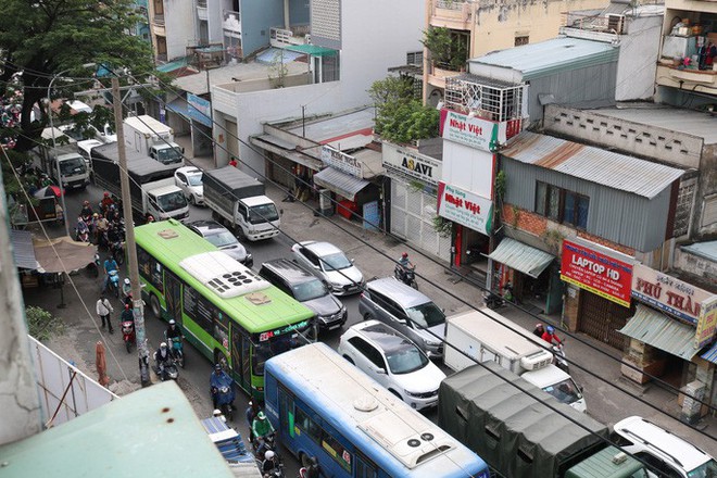 Đông nghẹt người đi nghỉ Tết Dương lịch, nhiều tuyến đường TP HCM kẹt cứng - Ảnh 1.