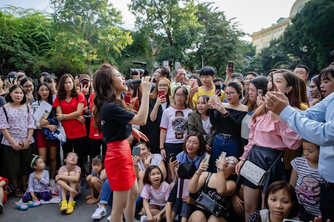 Hương Tràm ôm fan, bật khóc trên phố đi bộ Hà Nội - Ảnh 4.