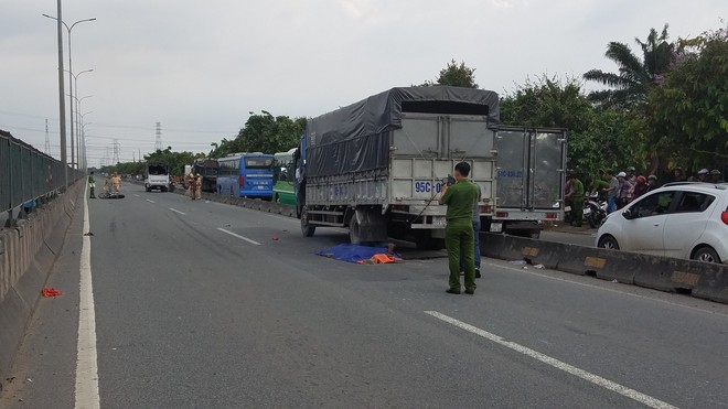 2 thanh niên đi xe máy tông vào xe tải khi về quê nghỉ lễ, 1 người tử vong tại chỗ - Ảnh 1.