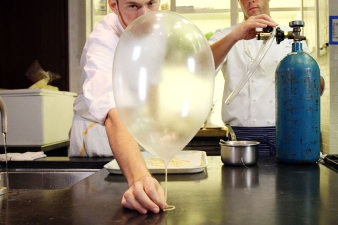 Nhìn cứ tưởng bong bóng, ai ngờ đây là món tráng miệng tuyệt đỉnh của nhà hàng 3 sao Michelin ở Mỹ - Ảnh 2.