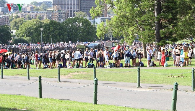 Sydney: Hàng trăm ngàn người xếp hàng lấy chỗ xem pháo hoa năm mới - Ảnh 1.