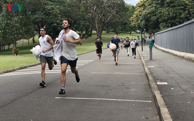 Sydney: Hàng trăm ngàn người xếp hàng lấy chỗ xem pháo hoa năm mới - Ảnh 5.