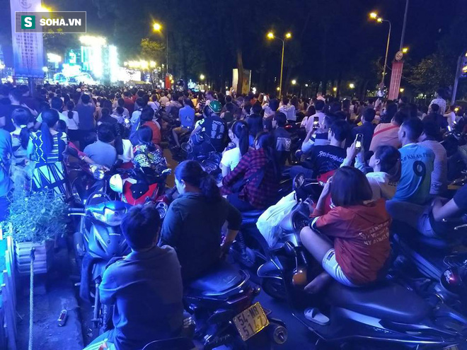 Người dân Hà Nội, TP.HCM chào đón năm mới 2018, đường phố tắc nghẽn - Ảnh 1.