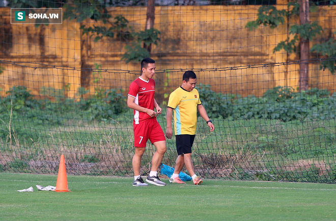 Chưa bình phục chấn thương, nhạc trưởng ĐT Việt Nam khiến thầy Park lo lắng - Ảnh 2.