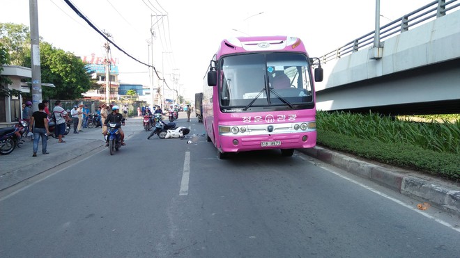 Va chạm liên hoàn, nam thanh niên bị ô tô chèn qua người nguy kịch ở Sài Gòn - Ảnh 1.