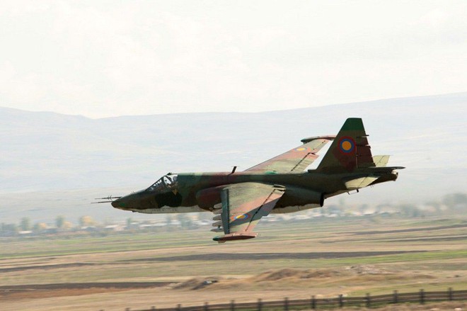 Cường kích Su-25 vừa đâm vào núi - Armenia mất 2 phi công sau 15 phút định mệnh - Ảnh 1.