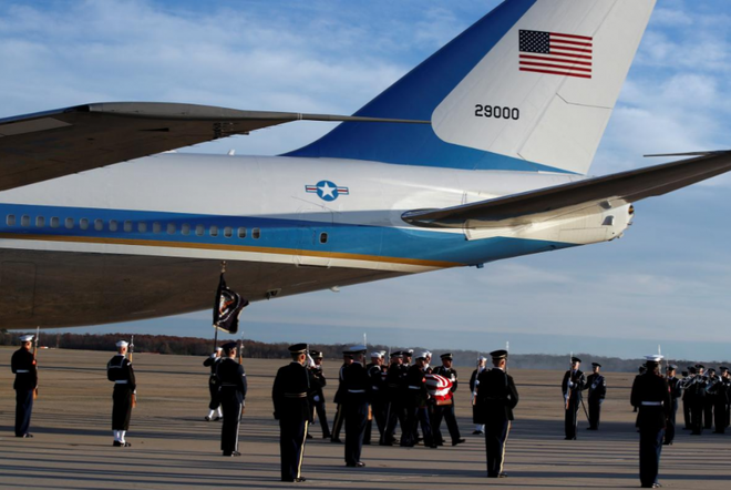 Ảnh: Di hài cố Tổng thống George H.W. Bush được đưa về Washington bằng Không lực Một - Ảnh 5.