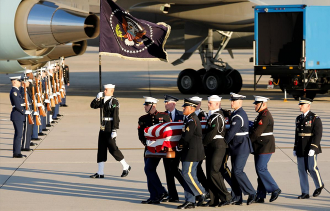 Ảnh: Di hài cố Tổng thống George H.W. Bush được đưa về Washington bằng Không lực Một - Ảnh 7.