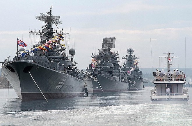 [ẢNH] Dàn tàu chiến cực mạnh của Hạm đội Biển Đen sẵn sàng đón tiếp hải quân NATO - Ảnh 1.