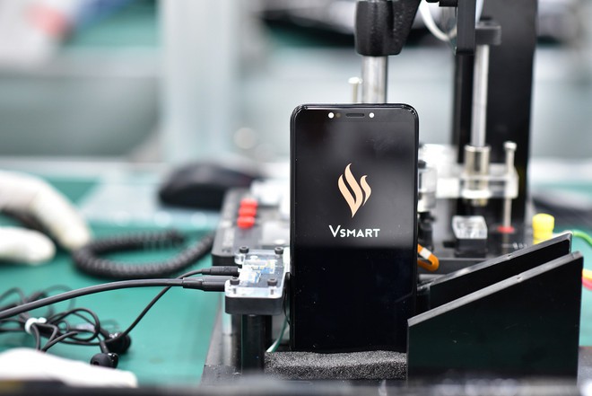 Cận cảnh dàn robort khủng tại nơi sản xuất điện thoại Vsmart - Ảnh 8.