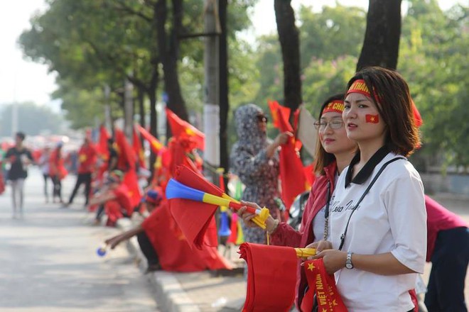 Cổ động viên lái siêu xe mui trần diễu hành quanh hồ Hoàn Kiếm trước trận bán kết - Ảnh 4.