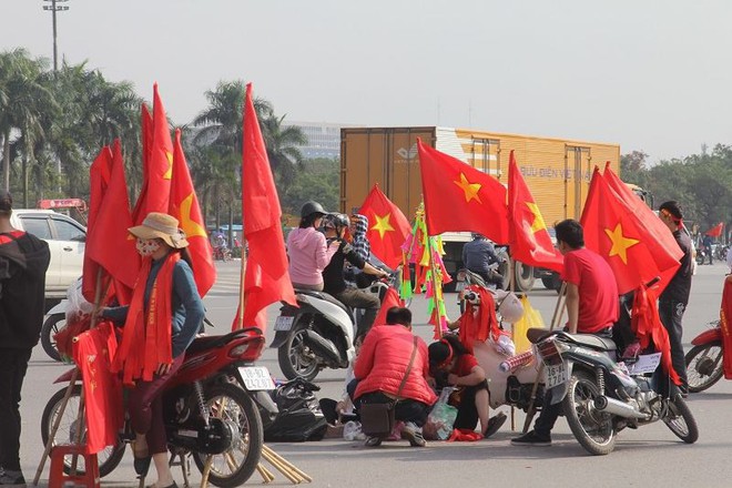 Cổ động viên lái siêu xe mui trần diễu hành quanh hồ Hoàn Kiếm trước trận bán kết - Ảnh 5.