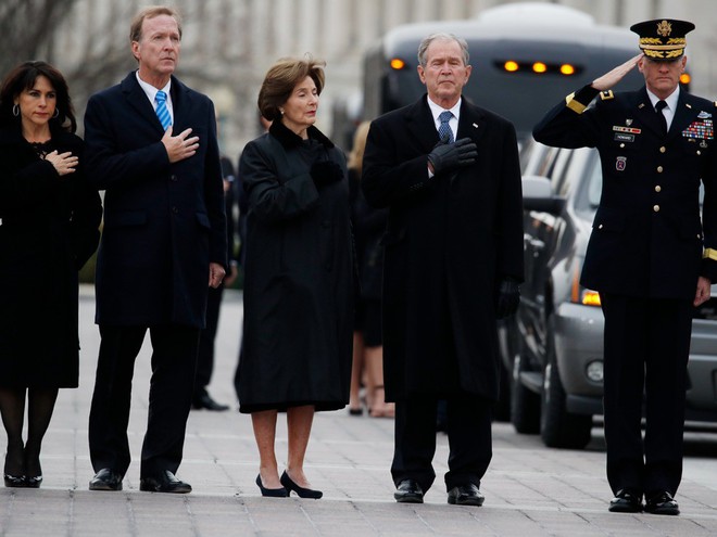Hình ảnh nghẹn ngào: Vĩnh biệt cha, cựu TT Bush con không kìm được cảm xúc, khóc nức nở  - Ảnh 3.