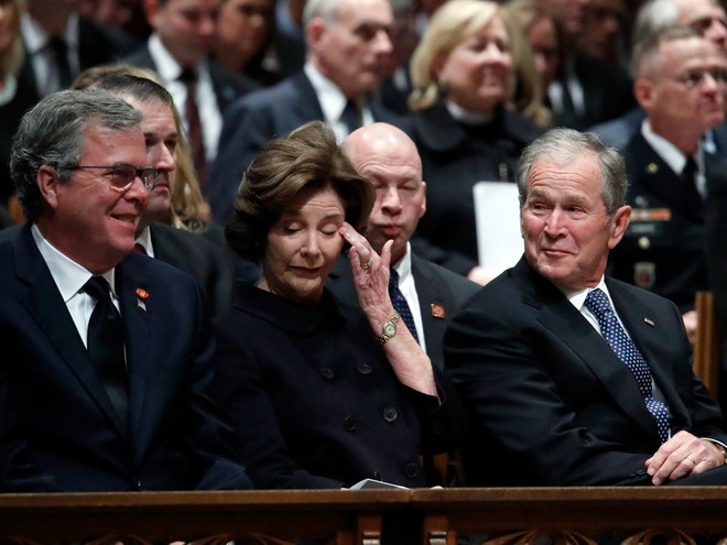 Hình ảnh nghẹn ngào: Vĩnh biệt cha, cựu TT Bush con không kìm được cảm xúc, khóc nức nở  - Ảnh 11.