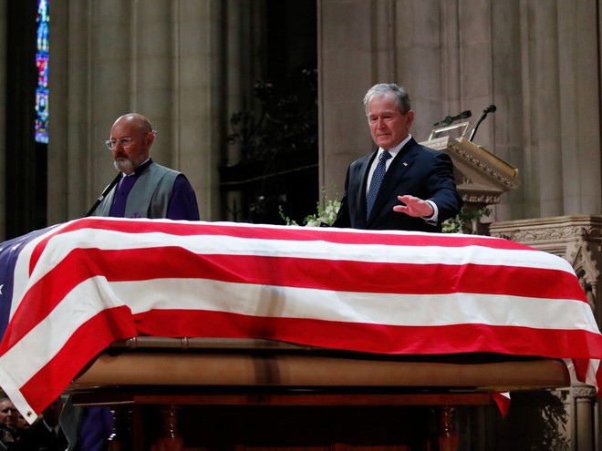 Hình ảnh nghẹn ngào: Vĩnh biệt cha, cựu TT Bush con không kìm được cảm xúc, khóc nức nở  - Ảnh 14.