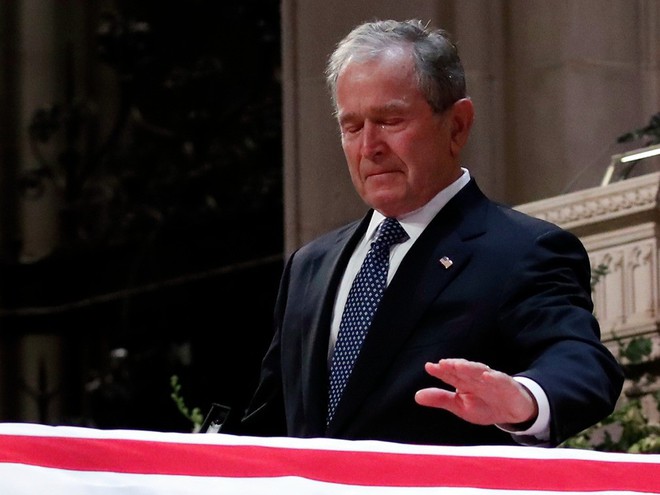 Hình ảnh nghẹn ngào: Vĩnh biệt cha, cựu TT Bush con không kìm được cảm xúc, khóc nức nở  - Ảnh 15.